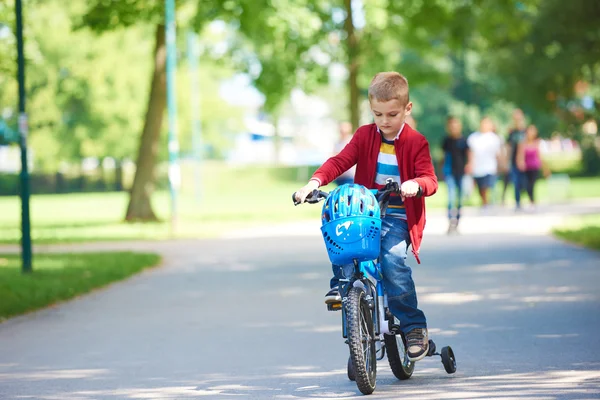 Junge auf dem Fahrrad — Stockfoto