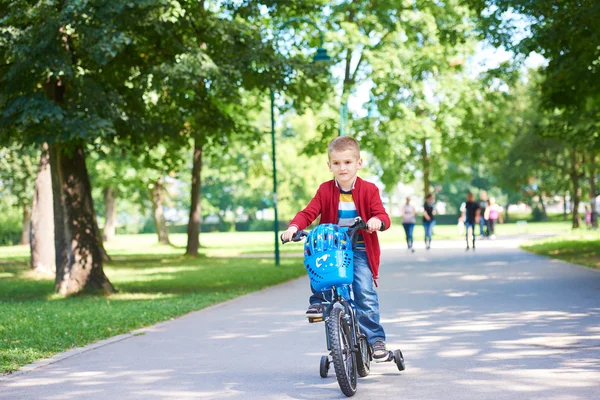 Junge auf dem Fahrrad — Stockfoto