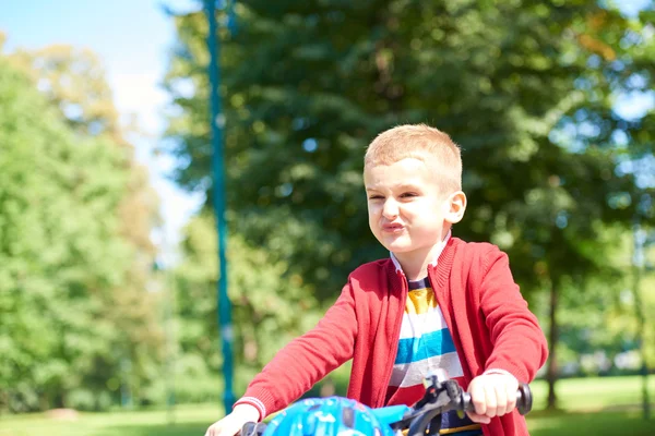 Pojke på cykel — Stockfoto