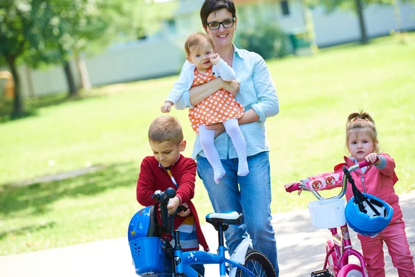 Glad ung familj i park — Stockfoto