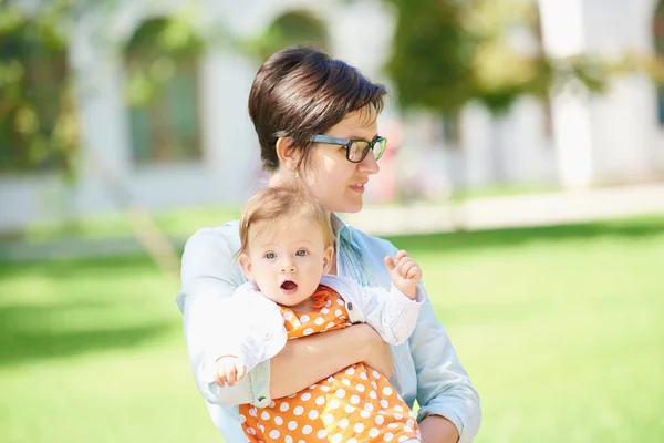 Mamá y el bebé en la naturaleza —  Fotos de Stock