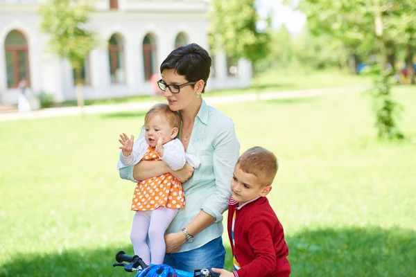 Glad ung familj i park — Stockfoto