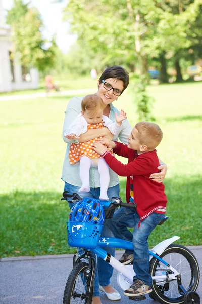 Mutlu genç aile parkı — Stok fotoğraf