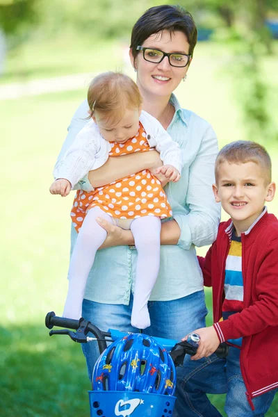 Gelukkige jonge familie in park — Stockfoto