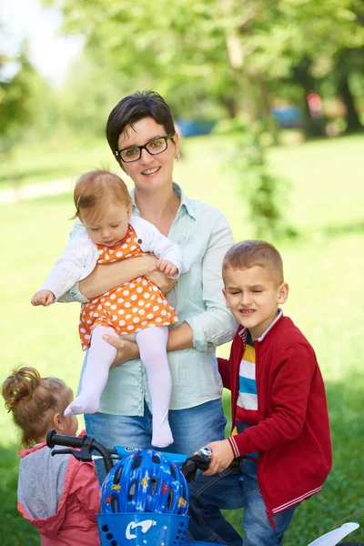 Felice giovane famiglia nel parco — Foto Stock