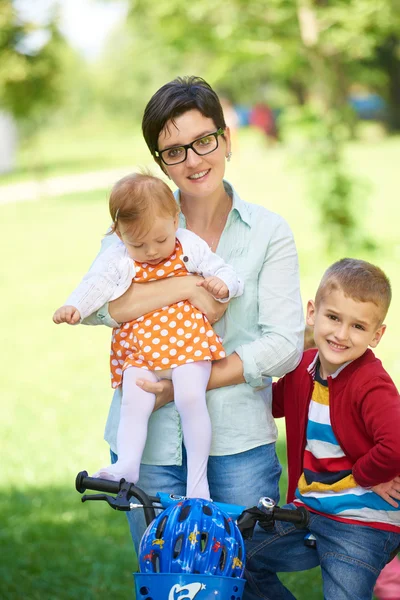 Felice giovane famiglia nel parco — Foto Stock