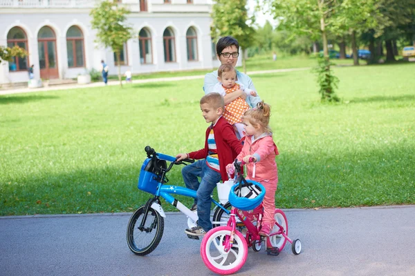Счастливая молодая семья в парке — стоковое фото