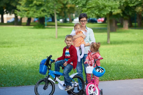 Felice giovane famiglia nel parco — Foto Stock