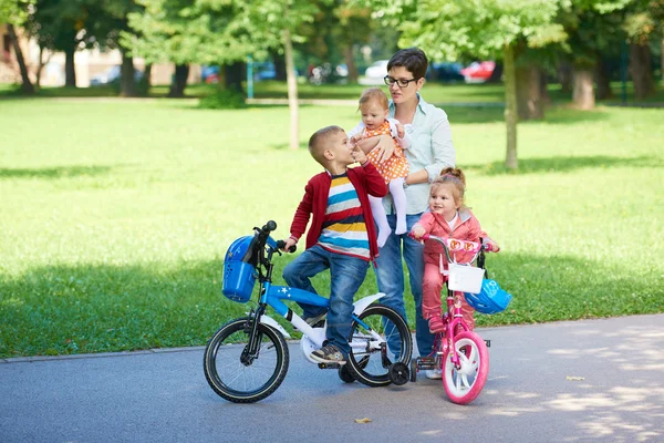 Glad ung familj i park — Stockfoto