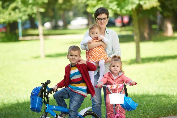 Glad ung familj i park — Stockfoto