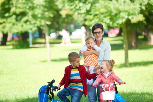 Счастливая молодая семья в парке — стоковое фото