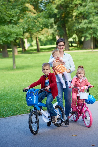 Glad ung familj i park — Stockfoto