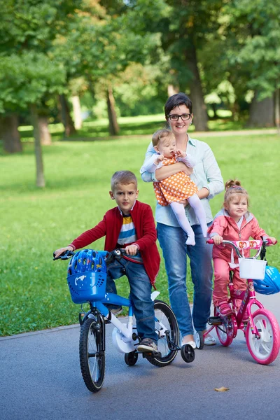 Glad ung familj i park — Stockfoto