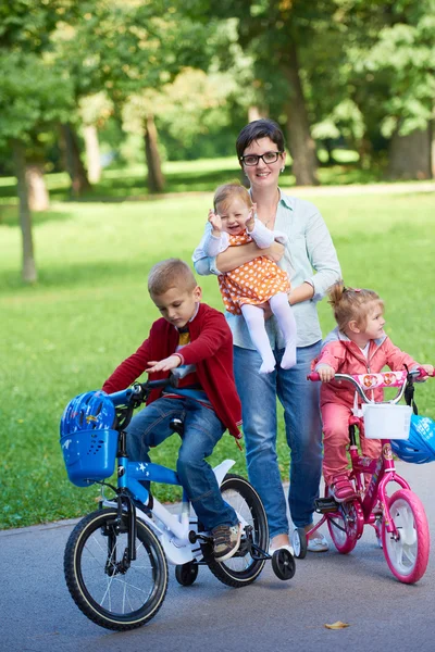 Gelukkige jonge familie in park — Stockfoto