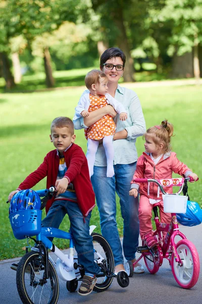 Щаслива молода сім'я в парку — стокове фото