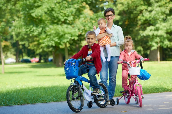 Glad ung familj i park — Stockfoto