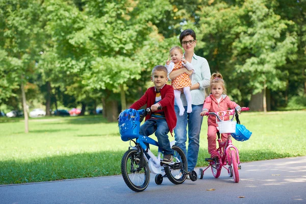 Glad ung familj i park — Stockfoto