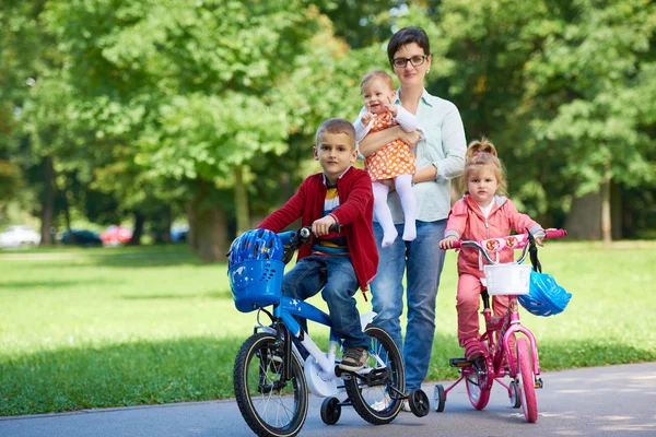 Glad ung familj i park — Stockfoto