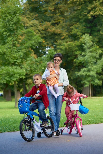 Glad ung familj i park — Stockfoto