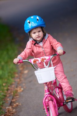 Bisikletli küçük kız