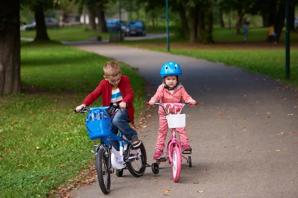 Ragazzo e ragazza con biciclette — Foto Stock