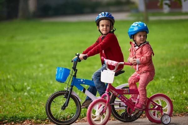 Niño y niña con bicicletas — Foto de Stock