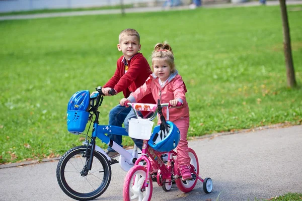 Poika ja tyttö polkupyörien kanssa — kuvapankkivalokuva