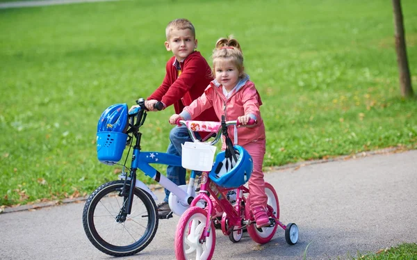Мальчик и девочка с велосипедами — стоковое фото