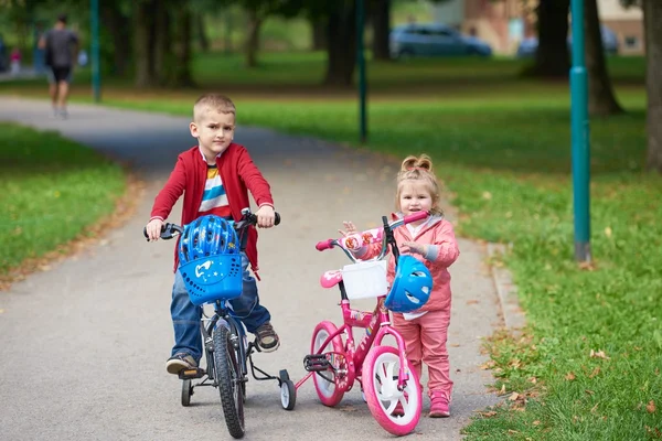 Ragazzo e ragazza con biciclette — Foto Stock