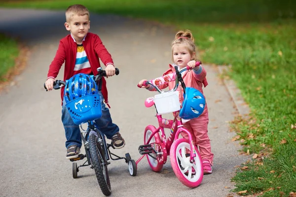 Ragazzo e ragazza con biciclette — Foto Stock