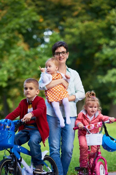 Glad ung familj i park — Stockfoto