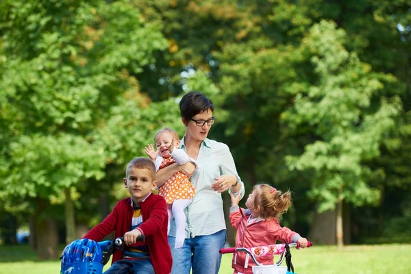 Glad ung familj i park — Stockfoto