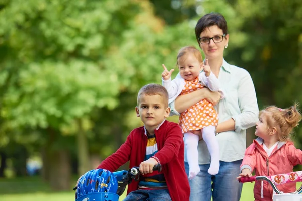 Glad ung familj i park — Stockfoto