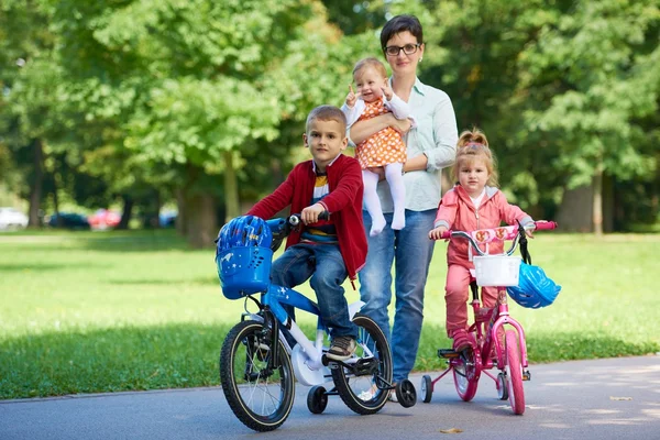 Porträtt Glad Ung Familj Mor Och Barn Har Roligt Park — Stockfoto