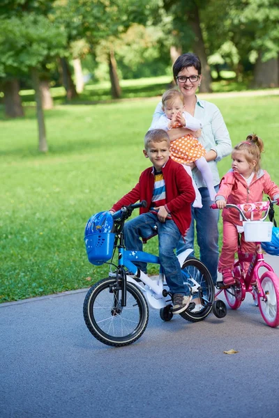 Porträtt Glad Ung Familj Mor Och Barn Har Roligt Park — Stockfoto