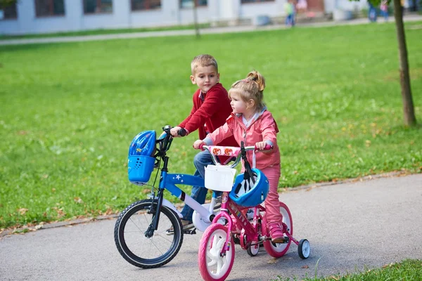 Ragazzo e ragazza con biciclette — Foto Stock