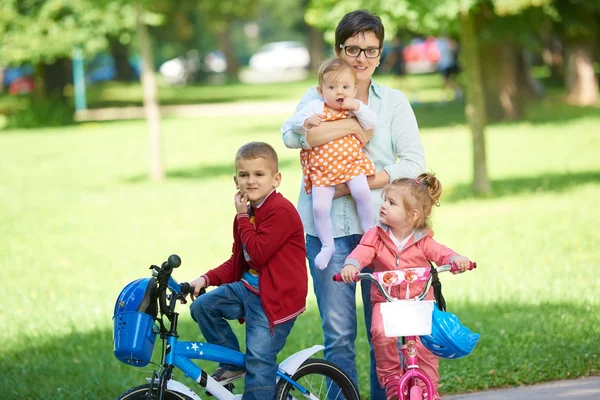 Glad ung familj i park — Stockfoto