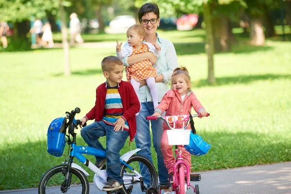 Glad ung familj i park — Stockfoto