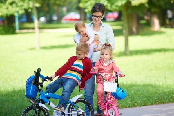 Glad ung familj i park — Stockfoto