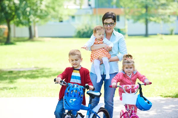 Glad ung familj i park — Stockfoto