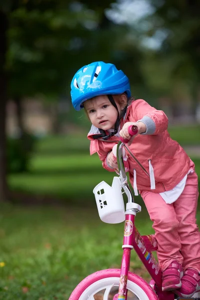 Bambina con bicicletta — Foto Stock