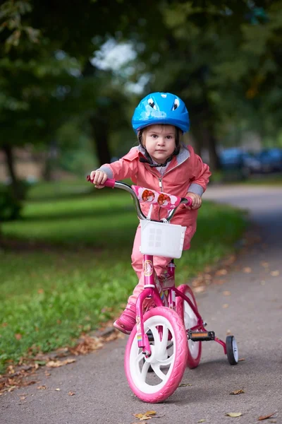 Petite fille avec vélo — Photo