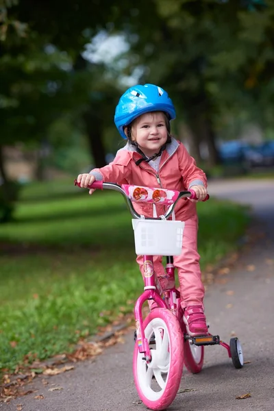Liten flicka med cykel — Stockfoto