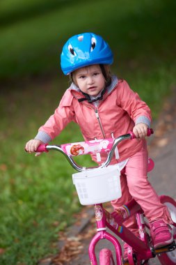 Bisikletli küçük kız