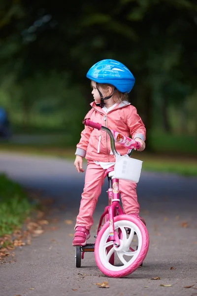 Liten flicka med cykel — Stockfoto