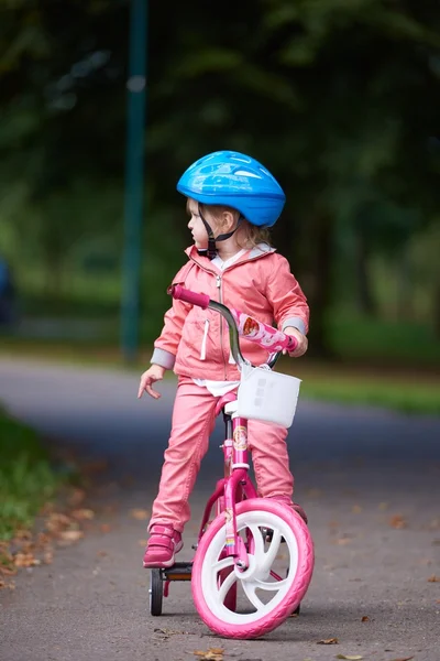 Liten flicka med cykel — Stockfoto