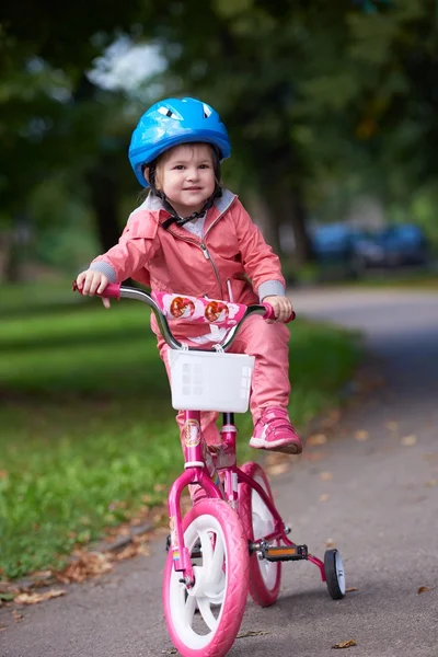 Liten flicka med cykel — Stockfoto