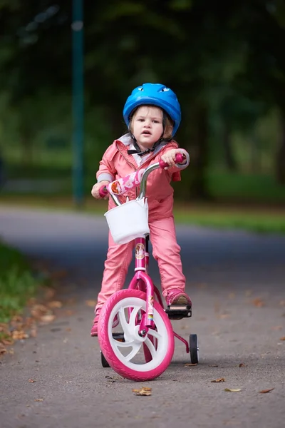 Petite fille avec vélo — Photo