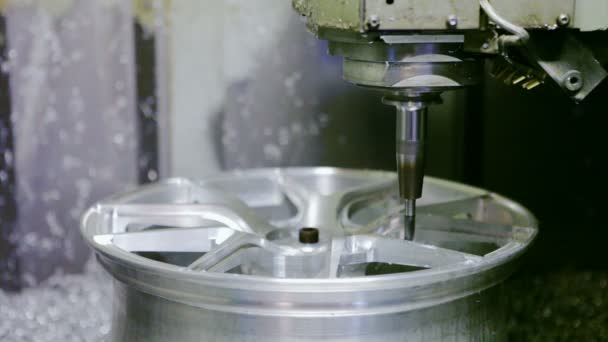 CNC frezen machine op een fabriek — Stockvideo