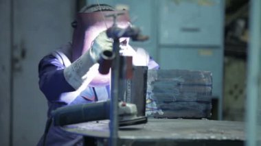 Kaynakçı metal sektöründe iş başında